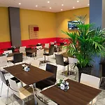 莱顿中心宜必思酒店 3*