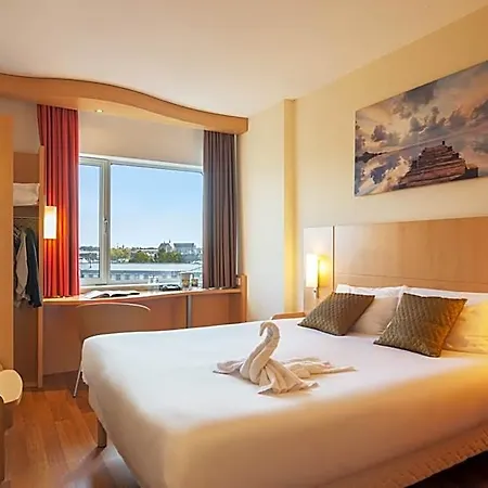Ibis Centre Hotel 3*