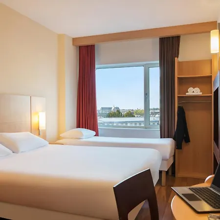 Ibis Centre Hotel 3*