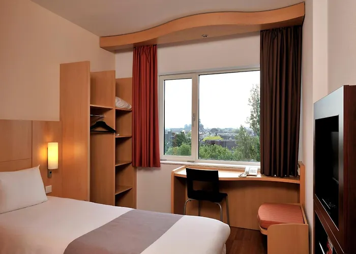 莱顿中心宜必思酒店